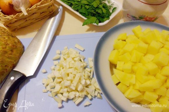 Картофель почистить и нарезать кубиками со стороной 2-2,5 см. Корень сельдерея измельчить.