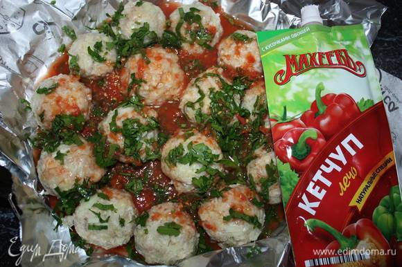 Кетчуп ТМ «МахеевЪ» смешать с томатным соком. Залить смесью рыбные шарики. Фольгу завернуть. Запекать в духовке, нагретой до 200 °С (примерно 30 минут).