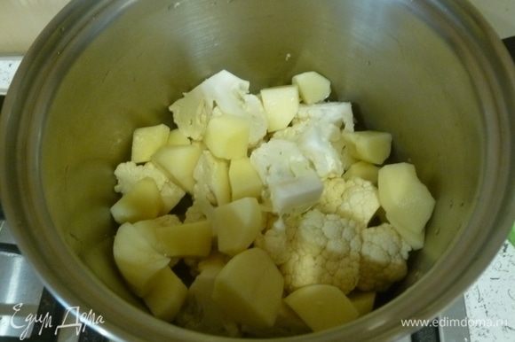 Картофель нарезать кубиками, добавить к капусте.