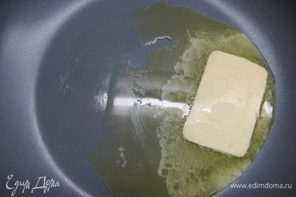 Сливочное масло растопить на горячей сковороде.
