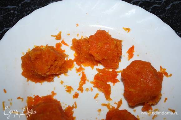 Морковное пюре делим на порционные кусочки.