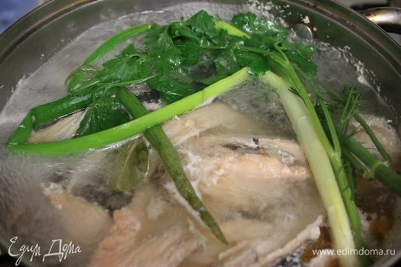 Суповой набор из семги залить водой. Довести до кипения, снимая пену. Добавить соль, перец, зелень. Варить 20 минут.