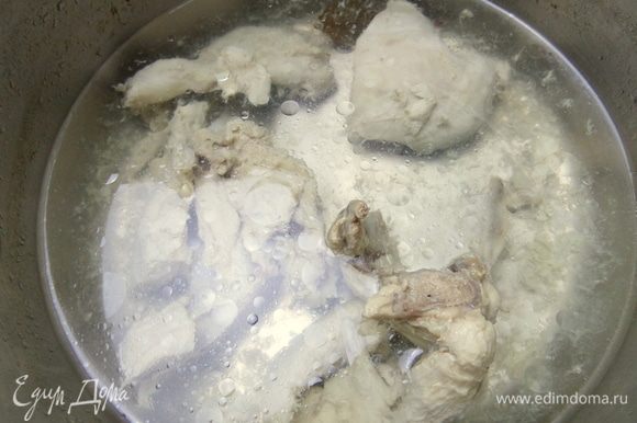 Варить до готовности курицы. Часть бульона я слила для другого супа, оставляем примерно литр.