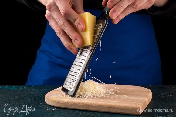 Натрите на средней терке твердый сыр.