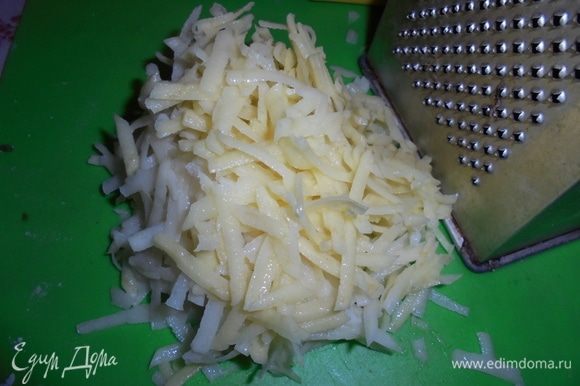 Картофель очистите и натрите на крупной терке.