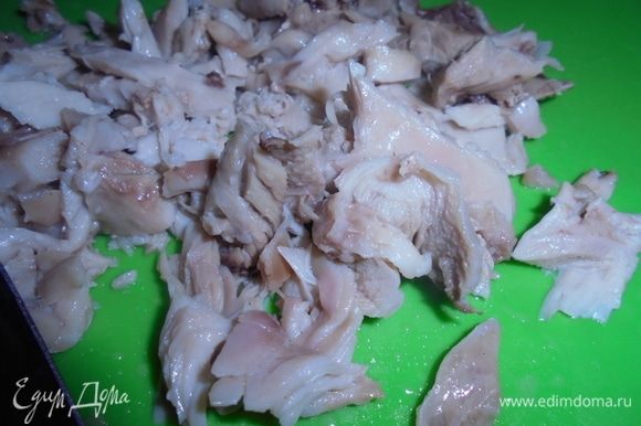 Отварить куриное бедрышко в подсоленной воде до готовности, снять кожу, нарезать на мелкие кусочки.