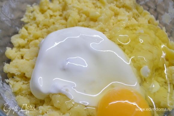 В крошку вбить одно яйцо и добавить ложку сметаны. Быстро вымесить однородное тесто.