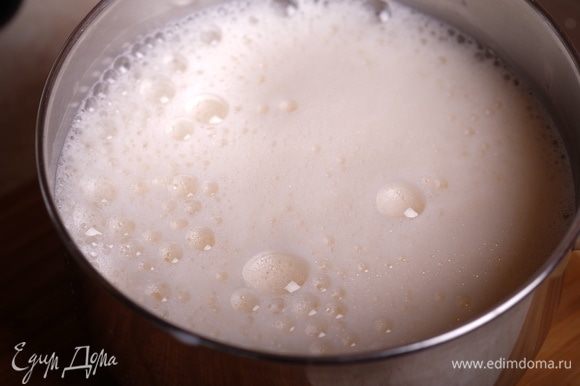 Довести до кипения молоко и влить его тонкой струйкой во взбивающуюся яичную смесь.