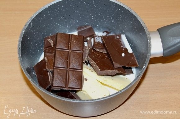 Для мусса растопить шоколад со сливочным маслом, 40 мл сливок.