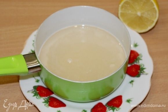Сироп для пропитки сварите из воды и сахара, добавьте сок лимона.