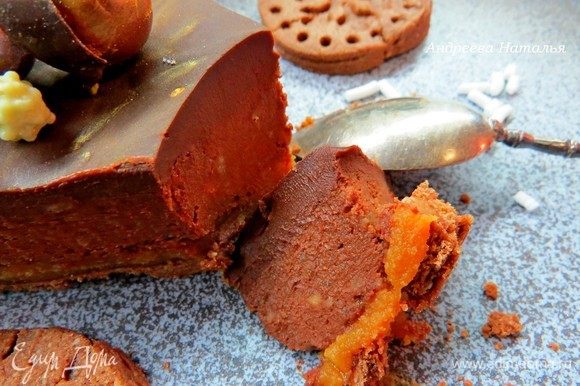 Нарезаем тарт на кусочки, раздаем гостям и наслаждаемся непередаваемым шоколадно-каштановым вкусом и бархатной текстурой.