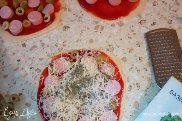 Тесто осталось, а начинка закончилась? Можно сделать мини пиццы (томатная паста 3 ст. л., сосиски 3 шт., оливки, сыр, базилик). :)