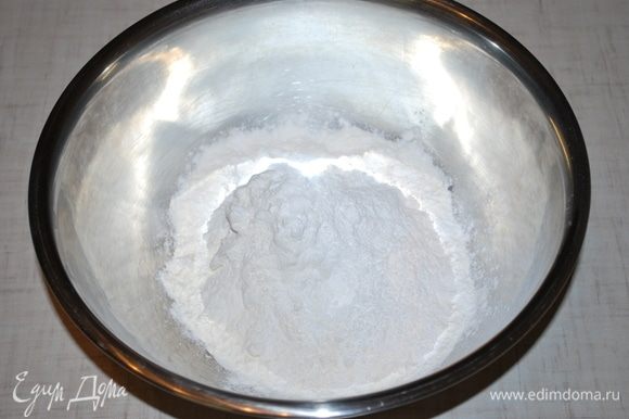 200 грамм муки смешиваем с разрыхлителем (12 грамм) и солью (3 грамма).