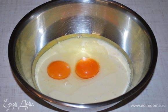 В чашке смешиваем 500 грамм сгущенного молока и 2 яйца. Все перемешиваем.