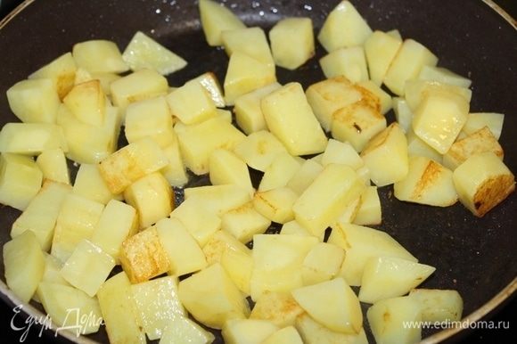 Картошку порезать кубиками и обжарить отдельно до полуготовности.