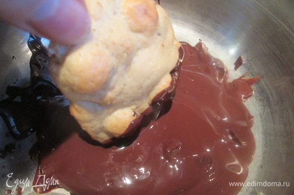 Пока выпекалось печенье, на водяной бане я растопила кусочки шоколада. Но можно было ввести шоколадные капли прямо в тесто и тогда пропустить этот шаг.