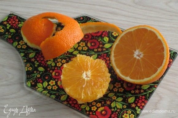 Очистите апельсин от кожуры, а мякоть нарежьте на небольшие кусочки.