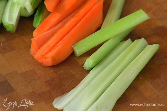 Морковь почистить и нарезать длинными палочками.