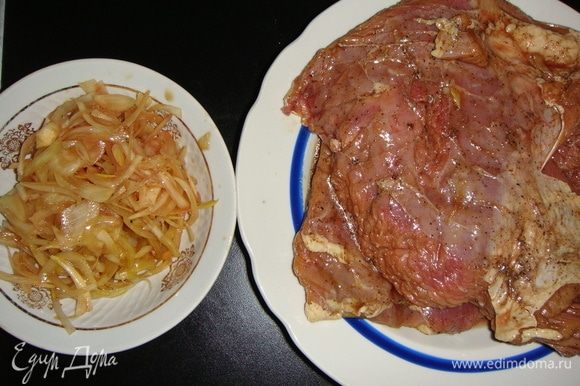 Вынуть мясо из маринада, лук слегка отжать и отложить.