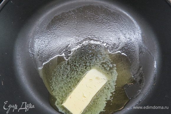 Подготовим фасолево-шпинатную начинку. 20 г сливочного масла растапливаем на хорошо разогретой сковороде. Если вы используете замороженную зеленую фасоль и замороженный шпинат, их необходимо предварительно разморозить.