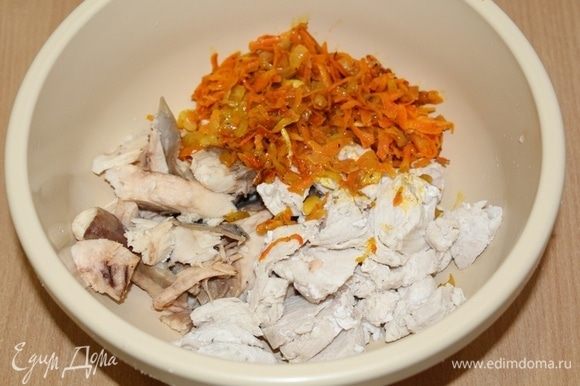 Поместить отваренные кусочки курицы и кусочки отваренной рыбы, овощи в миску, измельчить блендером.