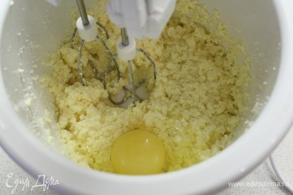 Сливочное масло взбить с сахаром, вбить по одному яйцу.