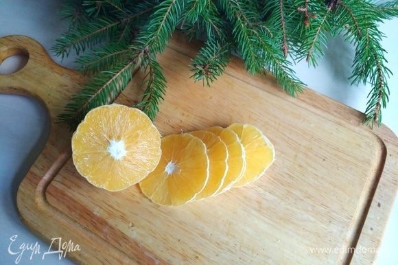 Возьмем один апельсин, моем, чистим, режем тонкими кольцами.