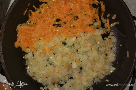 Лук и морковь пожарить вместе на растительном масле, посолить и поперчить.