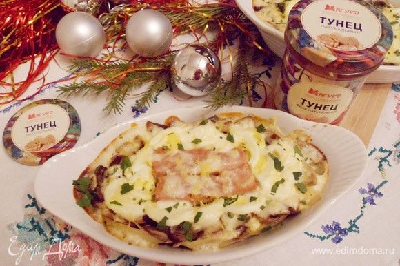 Консервированный тунец в сметане с картофелем и грибами готов. Приятного аппетита! С Новым годом!