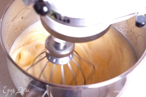 Перелить яичную смесь в чашу миксера и начать взбивать бисквитное тесто на самых высоких оборотах.