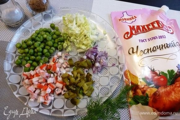 Салат с крабовыми палочками, огурцами и горошком – простой и вкусный рецепт с фото (пошагово)