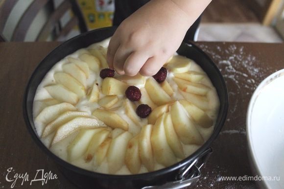 Вылить тесто в подготовленную форму, сверху выложить нарезанные яблоки.