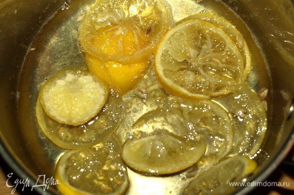Лимоны нарезаем кружочками. Складываем в небольшую кастрюлю. Добавляем сахар и воду. Варим на медленном огне, пока лимоны не станут прозрачными, а сироп немного загустеет.