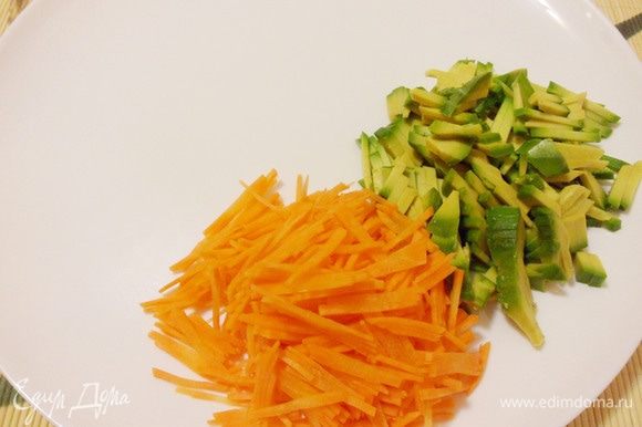 Выкладывая морковь на общее блюдо, говорим о том, что морковь сулит приближение удачи в Новом году.
