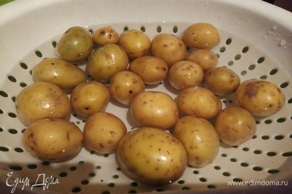 Хорошо вымыть молодой картофель и отварить до мягкости в отдельной кастрюле.