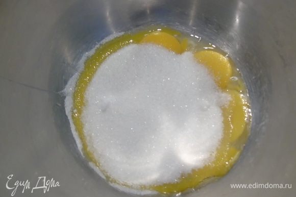 Для бисквита: отделите белки от желтков. Добавьте сахар к желткам.