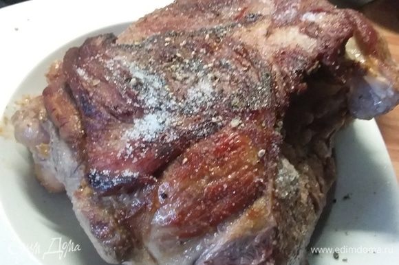 Мясо достать из формы, выложить на тарелку, посолить и поперчить.