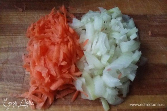 Лук мелко порезать кусочками, морковь натереть на терке. Обжарить на растительном масле.