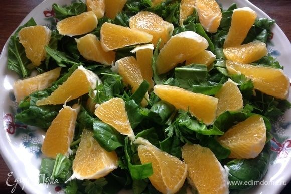 Зелень помыть, фрукты очистить от кожуры. На плоское большое блюдо, крупно порезать шпинат и петрушку, поверх порезанный апельсин.
