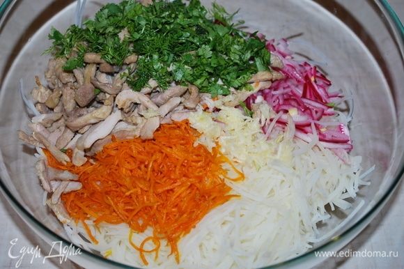 К картофелю, моркови, маринованному луку и мясу, добавить натертый чеснок и зелень.