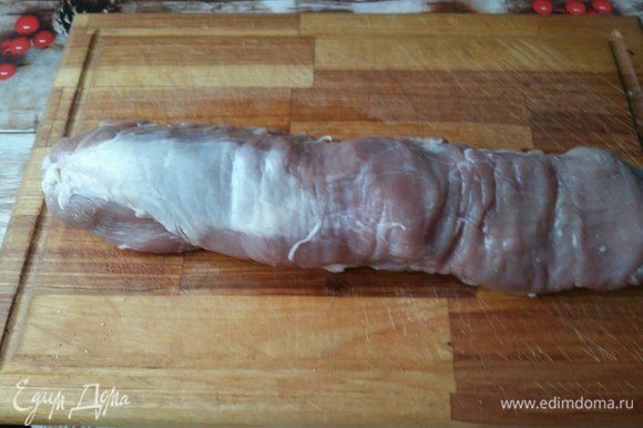 Запекать будем свиную вырезку. Мясо обмыть, срезать лишний жир, если есть, посолить, обмазать маслом.