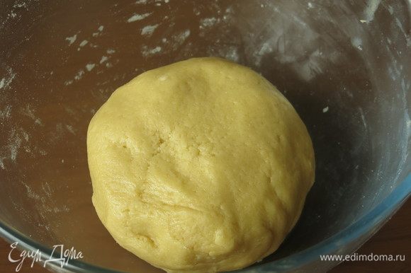 Всыпаем в масляно-яичную массу муку с миндалем и быстро замешиваем тесто. Накрываем пленкой и ставим в холодильник на 1 час.