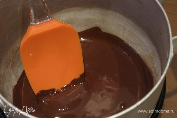 Растапливаем шоколад на водяной бане. Пропорции компонентов по сравнению с кремом из каштанов меняла по вкусу авокадо.