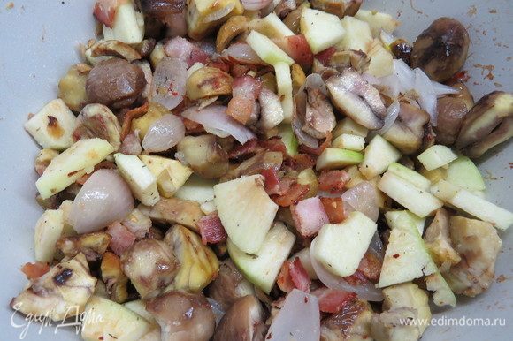 Зеленое яблоко почистить, нарезать небольшими кусочками, добавить в сковороду к остальным ингредиентам, перемешать, затем потомить пару минут. Начинка готова.