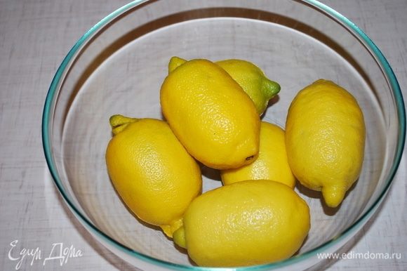 Лимоны очень хорошо вымыть. У меня очень крупные лимоны, если лимоны мелкие увеличить количество лимонов до 8-9 штук.