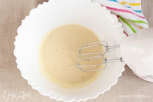 Для приготовления крема потребуются только яичные желтки (3 шт.). Их необходимо взбить с коричневым сахаром (60 г) в пышную массу.