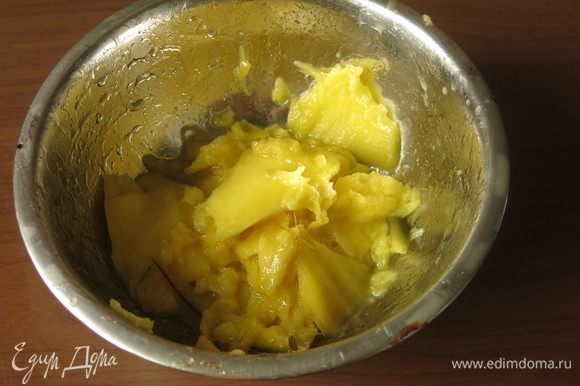 Готовим соус. Снимаем мякоть манго. Кладем фрукт в остатки соуса от яблок и айву, кислинка не даст потемнеть или как замена поливаем соком лимона.