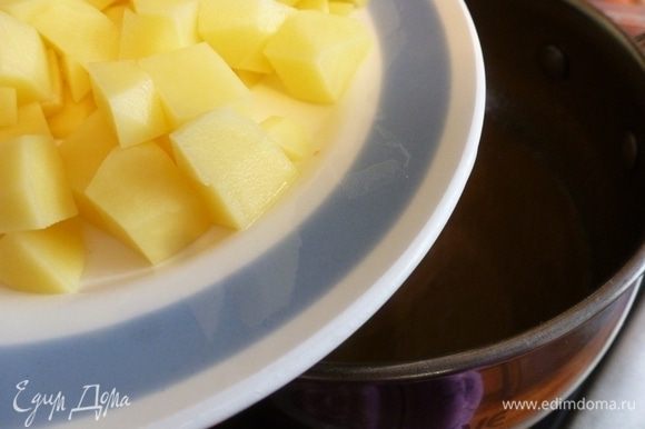 В кипящую воду кладем картофель, нарезанный кубиком. Если хотите посытнее, то можно готовить на курином бульоне.