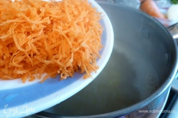 Как только закипит вода кладите морковь, натертую на терке. Варить почти до готовности картофеля.