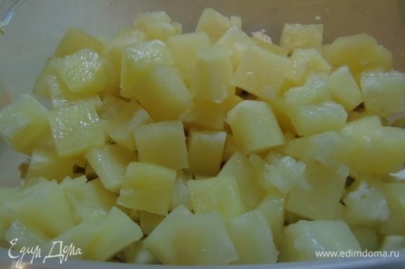 С консервированного ананаса слейте сироп, добавьте в салат.